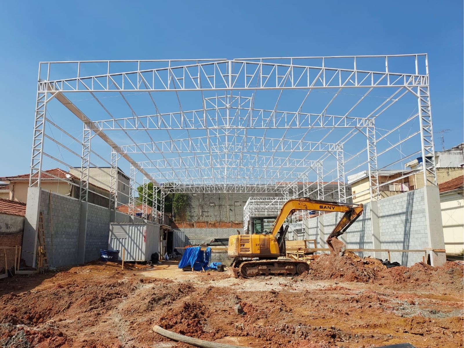 Cobertura metálica industrial concluída