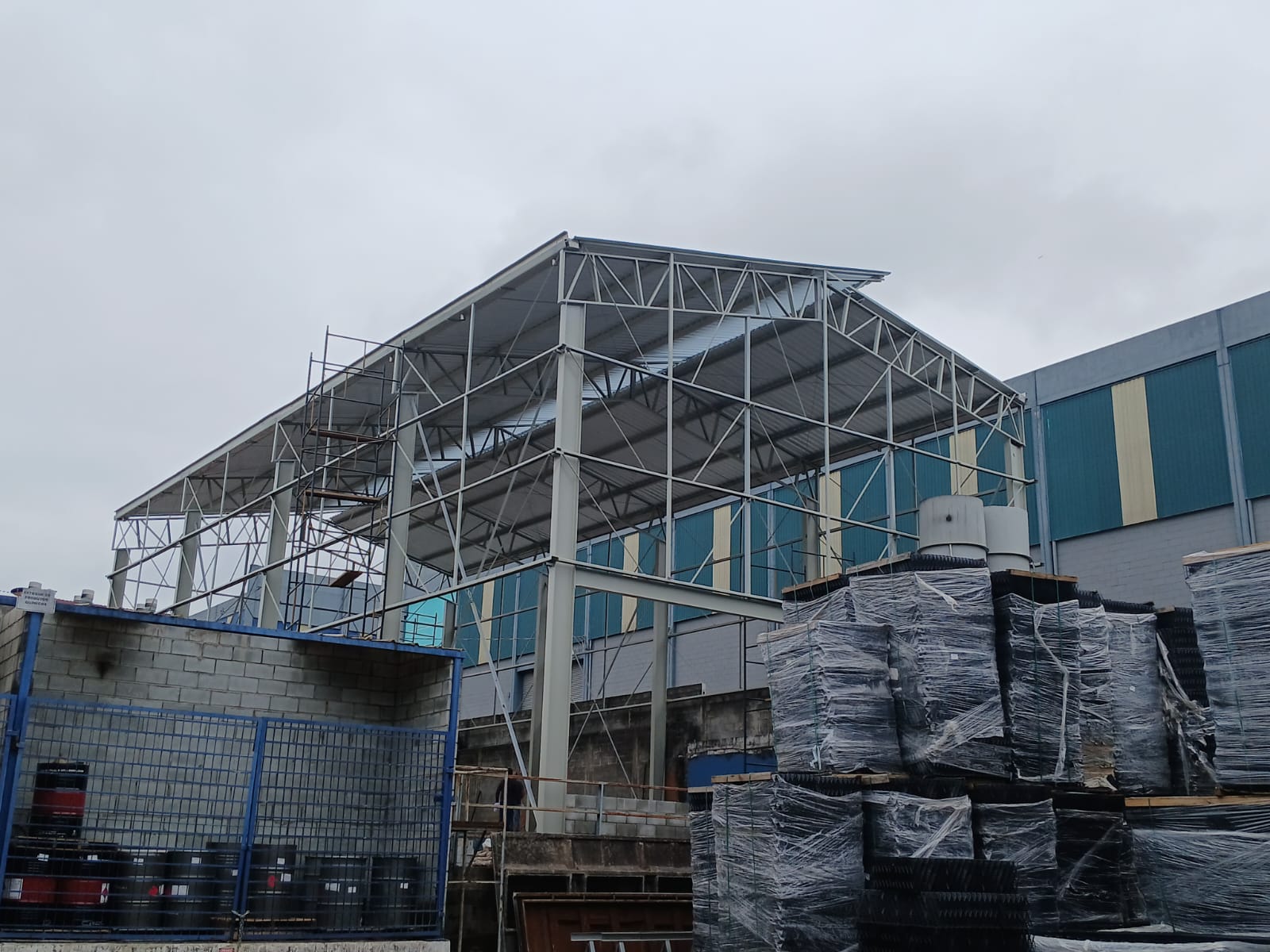 Montagem de mezanino metálico